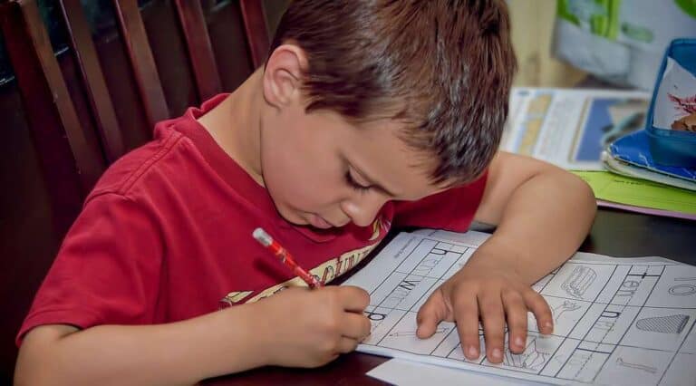 5 dicas para os pais ajudarem as crianças a fazerem bem os trabalhos de casa