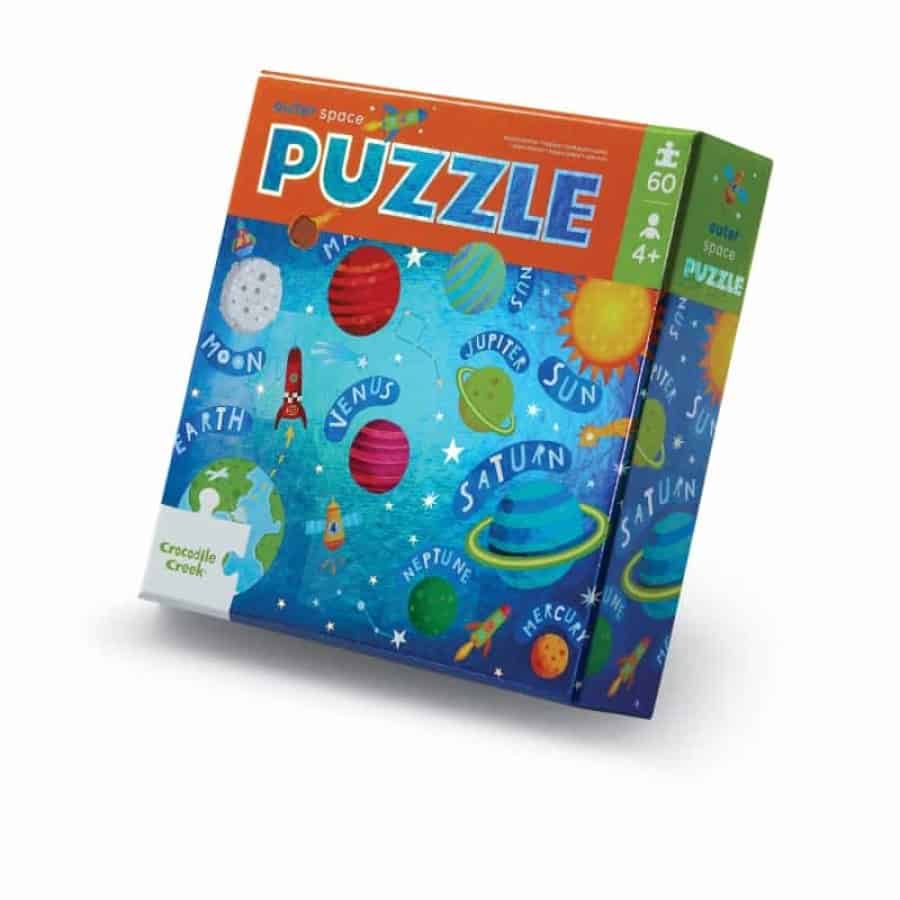Descubra o Puzzle Brilhante Outer Space 60 peças da Crocodile Creek! Feito em folha holográfica e com tintas à base de soja, é o presente perfeito para crianças a partir de 4 anos. Com uma ilustração maravilhosa e 60 peças resistentes, garante horas de diversão. Descubra também os outros puzzles da Crocodile Creek e os 7 benefícios dos puzzles para crianças.