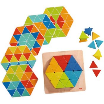 O Jogo de Encaixe Triângulos Mágicos dá ao seu filho possibilidades ilimitadas para explorar sua criatividade. Os 36 triângulos de madeira em 6 cores brilhantes são colocados na moldura de madeira, e podem ser combinados vezes sem conta. Com o Jogo de Encaixe Triângulos Mágicos, o seu filho pode copiar os padrões pré-definidos (há 12 padrões disponíveis) ou ainda inventar os seus próprios padrões.