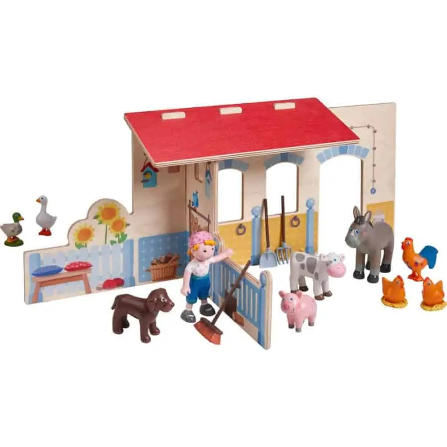 Descubra o mundo da Quinta Little Friends da HABA e deixe a imaginação das crianças voar. Esta quinta inclui 1 cenário em madeira, 1 boneca Vreni, 1 burro, 1 bezerro, 1 leitão, 1 galo, 2 galinhas, 1 ganso, 1 pato, 1 cão (Dusty), 1 vassoura, 1 forquilha e 1 pá. Estimule as brincadeiras de faz de conta com criatividade e baseadas no ambiente da quinta. Perfeito para brincar livremente e conjugar com a coleção Little Friends.