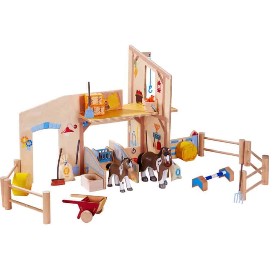 Descubra a Quinta Equestre Little Friends da HABA, onde os cavalos mais felizes vivem! Estábulos com fornecimento constante de feno fresco e frutas deliciosas, circuito de dressage e excelentes instalações para a limpeza. Cavalos e cavaleiros são sempre muito bem atendidos. Inclui: 1 cavalariça, cavalo (Tara), potro (Abby), 5 painéis de cerca, 1 obstáculo, 1 comedouro, 4 cenouras, 2 sacos de grãos, fardos de feno e palha, carrinho de mão, vassoura, balde, pá e garfo de feno. Uma oportunidade única para as crianças.