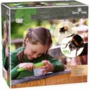 A prática lupa 3 em 1 do Observador Insetos 3 em 1 Terra Kids torna as pequenas coisas claramente visíveis. A tampa lupa em conjunto com uma segunda lupa e uma pinça ajuda a examinar de perto plantas, insetos, etc. Quando colocadas uma sobre a outra, as duas lupas de acrílico atingem uma ampliação de 10x. A lupa infantil amplia 5x o que é visto através da lente. Graças ao design inteligente, a lupa é fácil de usar para as crianças e encaixa bem na mão dos mais pequenos.