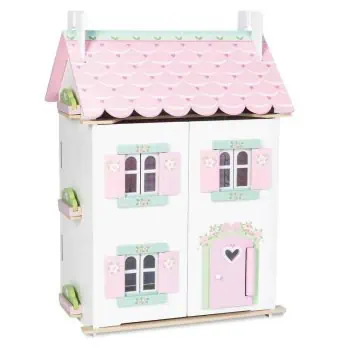 Descubra a Casinha de Bonecas Sweetheart Cottage da Le Toy Van, pintada à mão e decorada por dentro e por fora em tons pastel. Com abertura de persianas e janelas, telhado amovível e quarto escondido no sótão, esta casa inclui 30 peças de mobiliário e acessórios. Compatível com as bonecas Little Friends da Haba, é fornecida em embalagem plana e de montagem fácil e simples. Uma casa onde cabe toda a imaginação e também os sonhos!