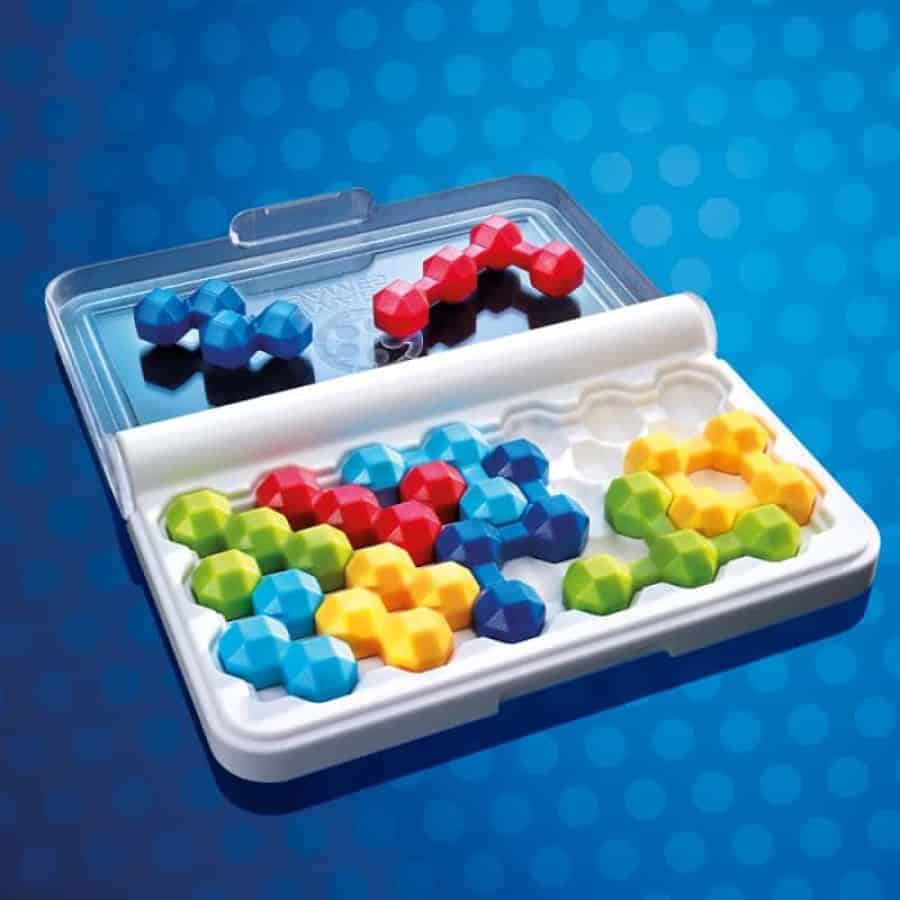 Jogo IQ Twins - SmartGames Jogo IQ Twins, dois (não exatamente) do mesmo tipo! É isso mesmo, as peças do jogo IQ Twins são mesmo muito parecidas, mas não são iguais! Experimentem este novo nível de desafio lógico enquanto jogam IQ Twins e treinam a concentração. Vamos a isso!